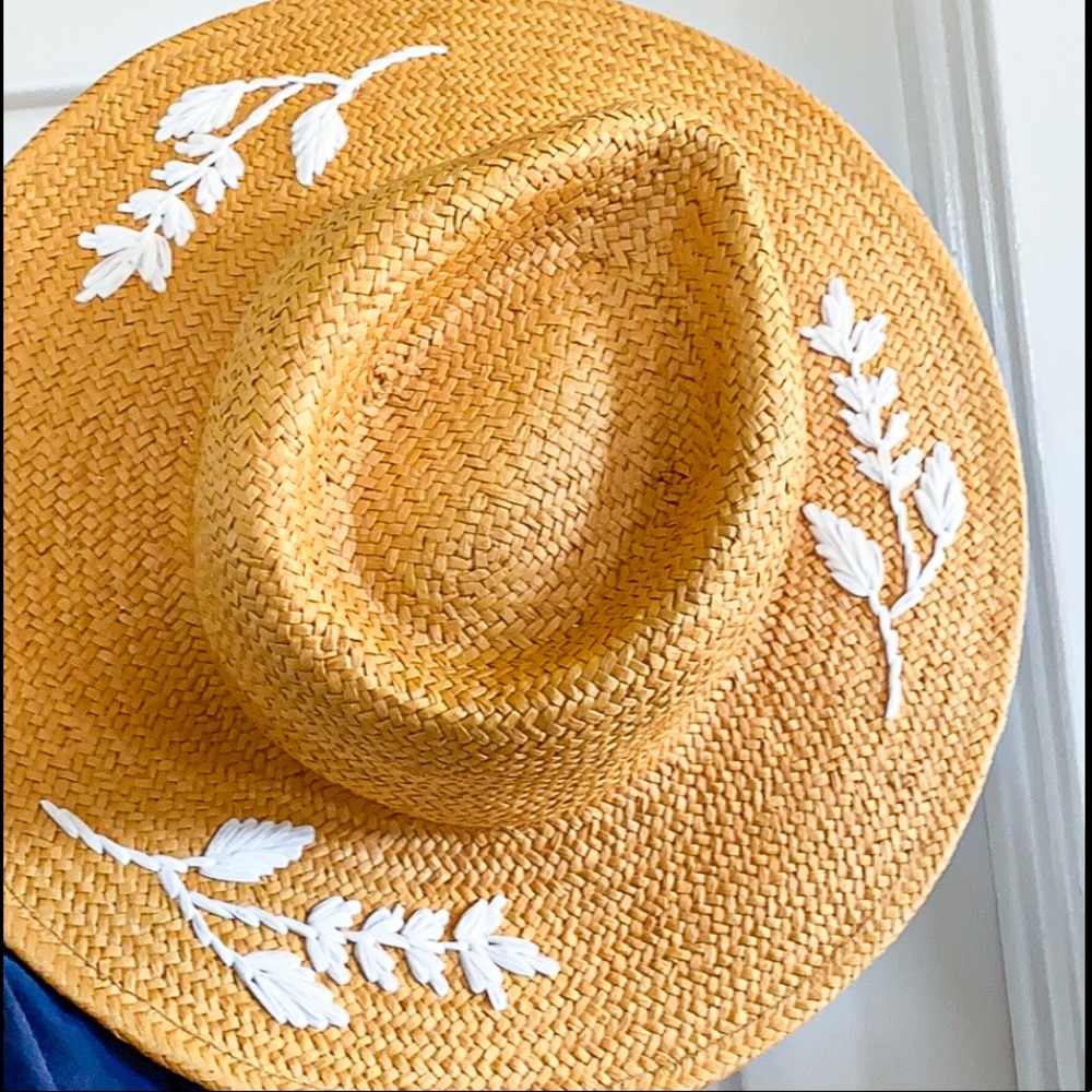 BARELY WORN Lucky brand straw hat with design